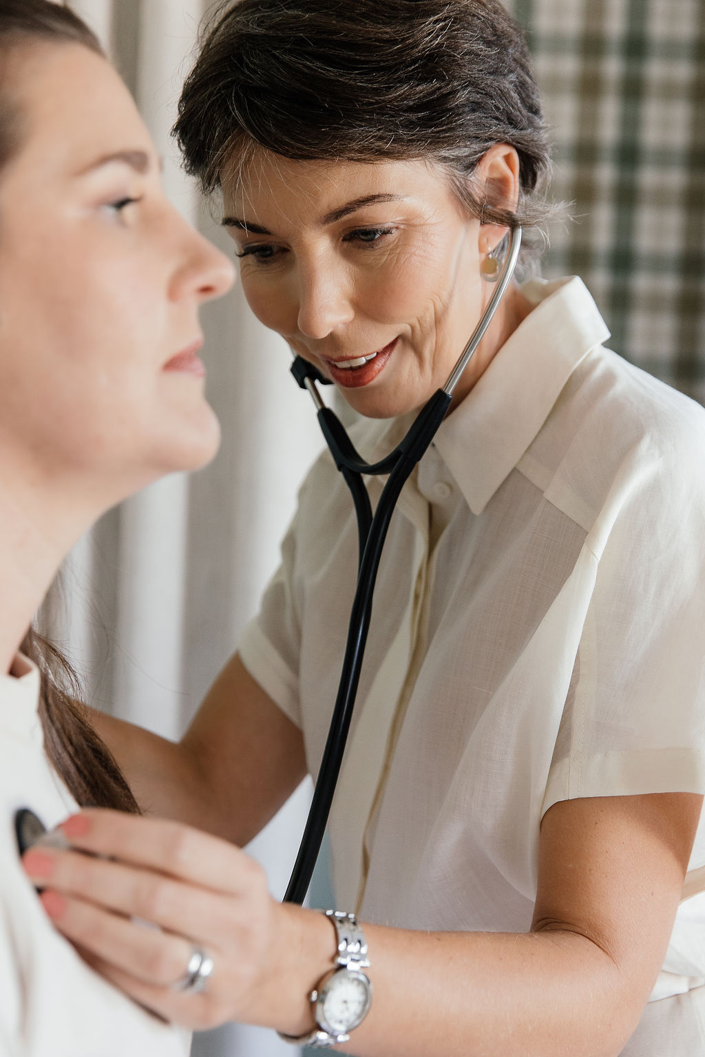 Dr Maretha Rossouw listening with a stethoscope during an examination